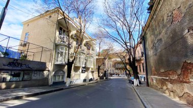 TBILISI, GEORGIA - 17 Nisan 2020: Boş Tiflis, cadde normalde müşteriler ve trafik tıkanmıştır.