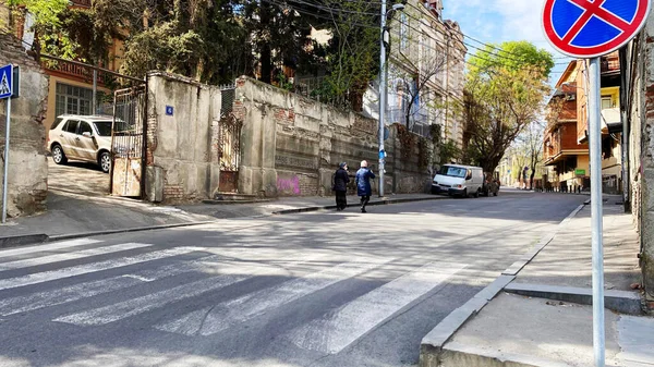 TBILISI, GEORGIA - 17 DE ABRIL DE 2020: Tbilisi vacío, la calle está normalmente atascada con compradores y tráfico . —  Fotos de Stock