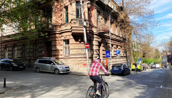 TBILISI, GEORGIA - 17 DE ABRIL DE 2020: Tbilisi vacío, la calle está normalmente atascada con compradores y tráfico . —  Fotos de Stock