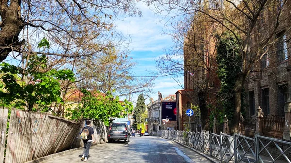 TBILISI, GEORGIA - ABRIL 17, 2020: Vazio Tbilisi, Rua é normalmente bloqueado com compradores e tráfego . — Fotografia de Stock