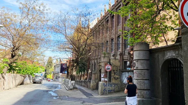 TBILISI, GEORGIA - 17 DE ABRIL DE 2020: Tbilisi vacío, la calle está normalmente atascada con compradores y tráfico . —  Fotos de Stock