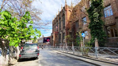 TBILISI, GEORGIA - 17 Nisan 2020: Boş Tiflis, cadde normalde müşteriler ve trafik tıkanmıştır.