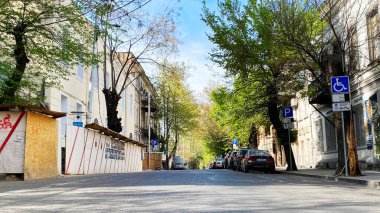 TBILISI, GEORGIA - 17 Nisan 2020: Boş Tiflis, cadde normalde müşteriler ve trafik tıkanmıştır.