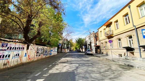 TBILISI, GEORGIA - 17 DE ABRIL DE 2020: Tbilisi vacío, la calle está normalmente atascada con compradores y tráfico . —  Fotos de Stock