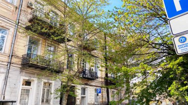 TBILISI, GEORGIA - 17 Nisan 2020: Boş Tiflis, cadde normalde müşteriler ve trafik tıkanmıştır.