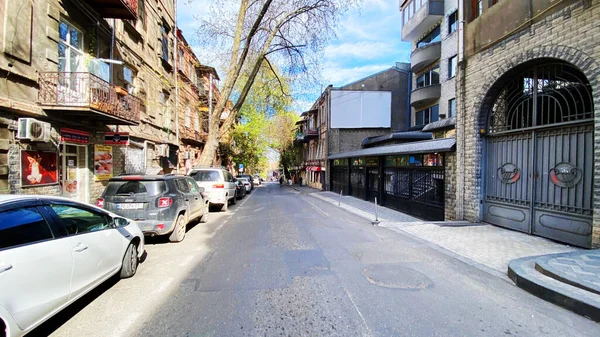 TBILISI, GEORGIA - 17 DE ABRIL DE 2020: Tbilisi vacío, la calle está normalmente atascada con compradores y tráfico . —  Fotos de Stock