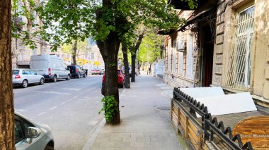 TBILISI, GEORGIA - 17 Nisan 2020: Boş Tiflis, cadde normalde müşteriler ve trafik tıkanmıştır.