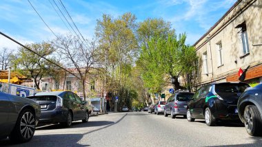 TBILISI, GEORGIA - 17 Nisan 2020: Boş Tiflis, cadde normalde müşteriler ve trafik tıkanmıştır.