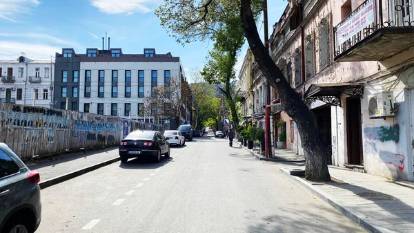 TBILISI, GEORGIA - 17 DE ABRIL DE 2020: Tbilisi vacío, la calle está normalmente atascada con compradores y tráfico . —  Fotos de Stock