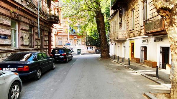 TBILISI, GEORGIA - 17 DE ABRIL DE 2020: Tbilisi vacío, la calle está normalmente atascada con compradores y tráfico . —  Fotos de Stock