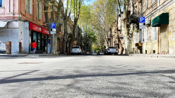 TBILISI, GEORGIA - 17 DE ABRIL DE 2020: Tbilisi vacío, la calle está normalmente atascada con compradores y tráfico . —  Fotos de Stock
