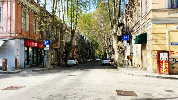 TBILISI, GEORGIA - 17 DE ABRIL DE 2020: Tbilisi vacío, la calle está normalmente atascada con compradores y tráfico . —  Fotos de Stock