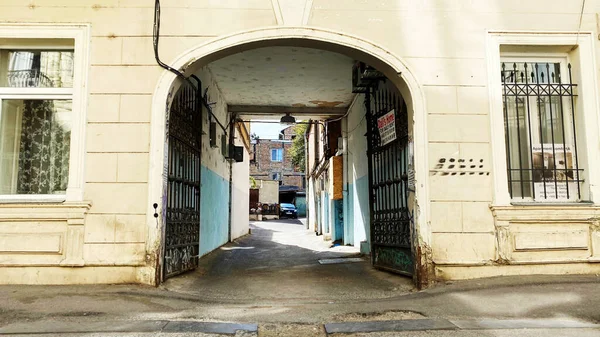 TBILISI, GEORGIA - ABRIL 17, 2020: Vazio Tbilisi, Rua é normalmente bloqueado com compradores e tráfego . — Fotografia de Stock
