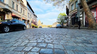 TBILISI, GEORGIA - 17 Nisan 2020: Boş Tiflis, cadde normalde müşteriler ve trafik tıkanmıştır.
