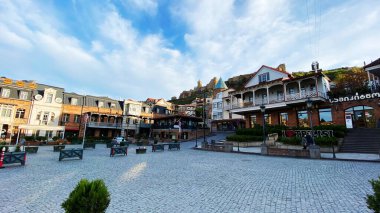 TBILISI, GEORGIA - 17 Nisan 2020: Boş Tiflis, cadde normalde müşteriler ve trafik tıkanmıştır.