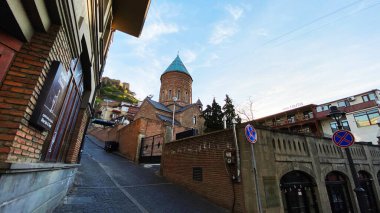 TBILISI, GEORGIA - 17 Nisan 2020: Boş Tiflis, cadde normalde müşteriler ve trafik tıkanmıştır.