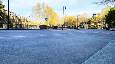 TBILISI, GEORGIA - 17 Nisan 2020: Boş Tiflis, cadde normalde müşteriler ve trafik tıkanmıştır.