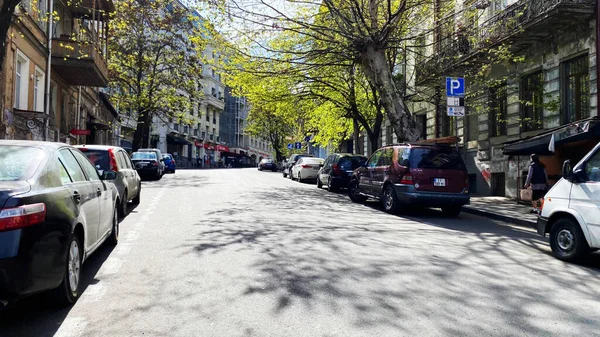 TBILISI, GEORGIA - 17 DE ABRIL DE 2020: Tbilisi vacío, la calle está normalmente atascada con compradores y tráfico . —  Fotos de Stock