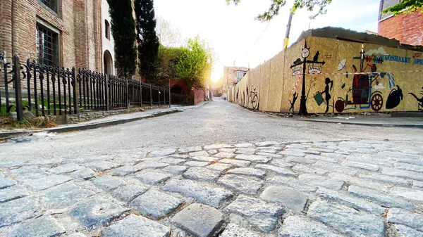 TBILISI, GEORGIA - 17 DE ABRIL DE 2020: Tbilisi vacío, la calle está normalmente atascada con compradores y tráfico . — Foto de Stock