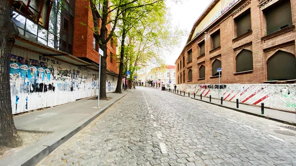 TBILISI, GEORGIA - 17 DE ABRIL DE 2020: Tbilisi vacío, la calle está normalmente atascada con compradores y tráfico . —  Fotos de Stock