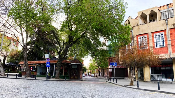 TBILISI, GEORGIA - 17. APRIL 2020: Leeres Tiflis, die Straße ist normalerweise mit Käufern und Verkehr blockiert. — Stockfoto