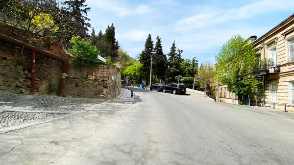 TBILISI, GEORGIA - 18 DE ABRIL DE 2020: Tbilisi vacío, la calle está normalmente atascada con compradores y tráfico . — Foto de Stock