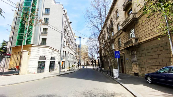 TBILISI, GEORGIA - 18 DE ABRIL DE 2020: Tbilisi vacío, la calle está normalmente atascada con compradores y tráfico . —  Fotos de Stock