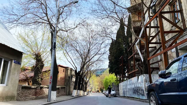 TBILISI, GEORGIA - 18 DE ABRIL DE 2020: Tbilisi vacío, la calle está normalmente atascada con compradores y tráfico . —  Fotos de Stock