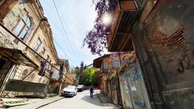 TBILISI, GEORGIA - 18 Nisan 2020: Boş Tiflis, cadde normalde müşteriler ve trafik tıkanmıştır.