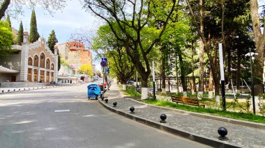 TBILISI, GEORGIA - 18 Nisan 2020: Boş Tiflis, cadde normalde müşteriler ve trafik tıkanmıştır.