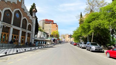 TBILISI, GEORGIA - 18 Nisan 2020: Boş Tiflis, cadde normalde müşteriler ve trafik tıkanmıştır.