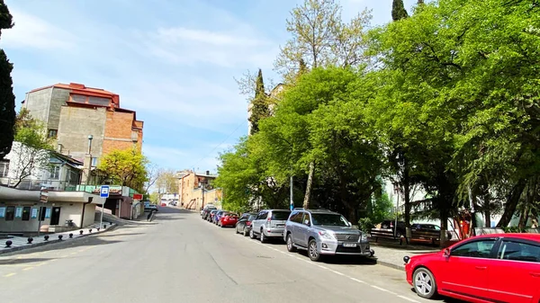 TBILISI, GEORGIA - APRIL 18, 2020: Lege Tbilisi, straat is normaal gridlocked met shoppers en verkeer. — Stockfoto