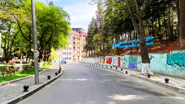 TBILISI, GEORGIA - 18 APRILE 2020: Tbilisi vuota, la strada è normalmente bloccata con gli acquirenti e il traffico . — Foto Stock