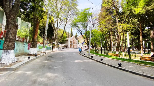 TBILISI, GEORGIA - 18 DE ABRIL DE 2020: Tbilisi vacío, la calle está normalmente atascada con compradores y tráfico . —  Fotos de Stock