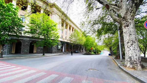TBILISI, GEORGIA - ABRIL 21, 2020: Vazio Tbilisi, Rua é normalmente bloqueado com compradores e tráfego . — Fotografia de Stock