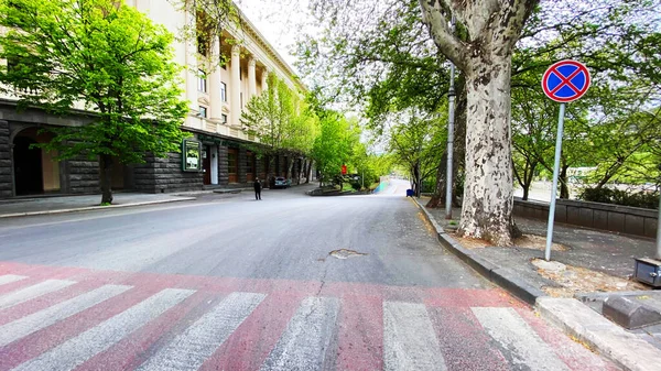 TBILISI, GEORGIA - 21 Nisan 2020: Boş Tiflis, cadde normalde müşteriler ve trafik tıkanmıştır.