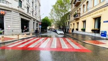 TBILISI, GEORGIA - 24 Nisan 2020: Boş Tiflis, cadde normalde müşteriler ve trafik tıkanmıştır.