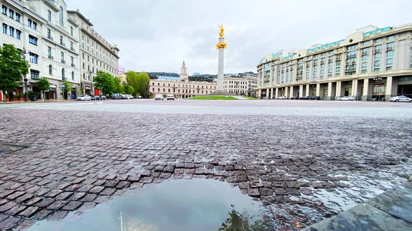 TBILISI, GEORGIA -エイプリル24, 2020:空のトビリシ、通りは通常買い物客や交通量で混雑しています. — ストック写真