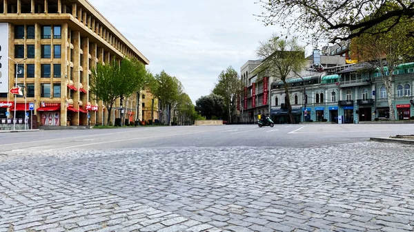 TBILISI, GEORGIEN - 21. April 2020: Leeres Tiflis, die Straße ist normalerweise mit Käufern und Verkehr blockiert. — Stockfoto