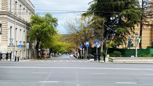 TBILISI, GEORGIA - 21 DE ABRIL DE 2020: Tbilisi vacía, la calle está normalmente atascada con compradores y tráfico . —  Fotos de Stock