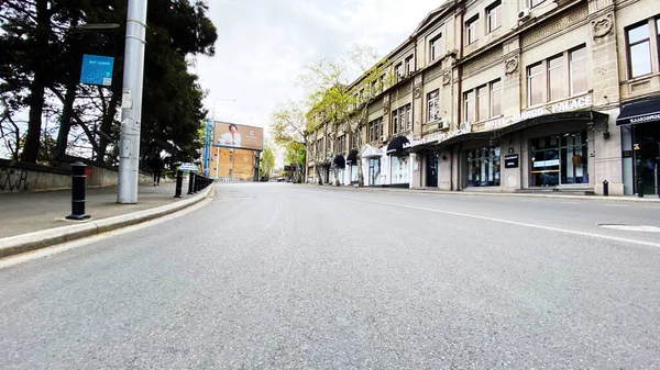 TBILISI, GEORGIA - 21 DE ABRIL DE 2020: Tbilisi vacía, la calle está normalmente atascada con compradores y tráfico . — Foto de Stock