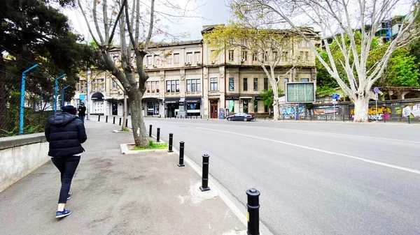 TBILISI, GEORGIA - 21 DE ABRIL DE 2020: Tbilisi vacía, la calle está normalmente atascada con compradores y tráfico . —  Fotos de Stock