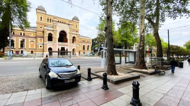 TBILISI, GEORGIA - 21 Nisan 2020: Boş Tiflis, cadde normalde müşteriler ve trafik tıkanmıştır.