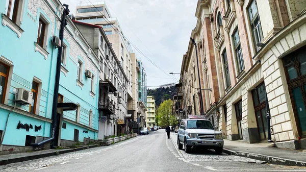 TBILISI, GEORGIA - 21 DE ABRIL DE 2020: Tbilisi vacía, la calle está normalmente atascada con compradores y tráfico . —  Fotos de Stock