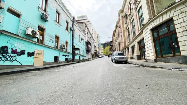 TBILISI, GEORGIA - 21 DE ABRIL DE 2020: Tbilisi vacía, la calle está normalmente atascada con compradores y tráfico . —  Fotos de Stock