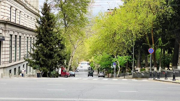TBILISI, GEORGIA - APRIL 21, 2020: Lege Tbilisi, straat is normaal gridlocked met shoppers en verkeer. — Stockfoto
