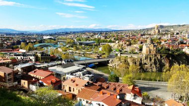 TBILISI, GEORGIA 19, 2020: Gürcistan 'ın eski Tiflis kentinin güzel hava manzarası