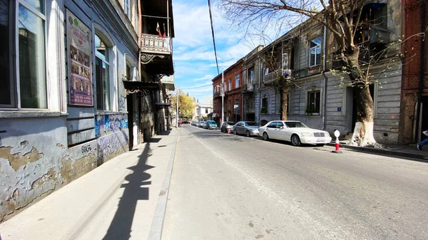 TBILISI, GEORGIA - 17 DE ABRIL DE 2020: Tbilisi vacío, la calle está normalmente atascada con compradores y tráfico . —  Fotos de Stock