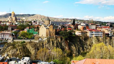 TBILISI, GEORGIA 19, 2020: Gürcistan 'ın eski Tiflis kentinin güzel hava manzarası