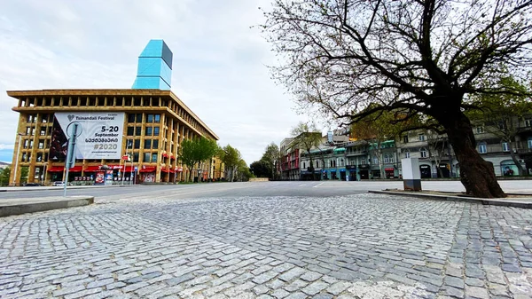 TBILISI, GEORGIA - 21 DE ABRIL DE 2020: Tbilisi vacía, la calle está normalmente atascada con compradores y tráfico . — Foto de Stock